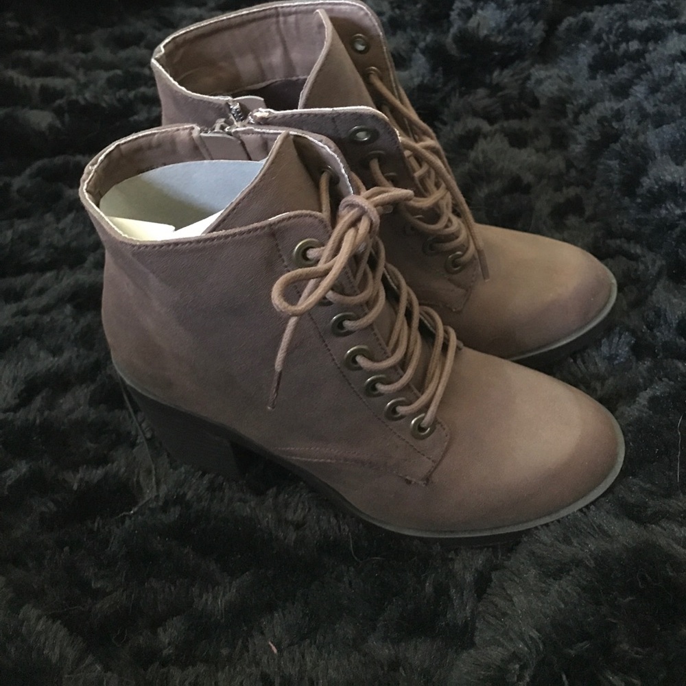 NWOT brown faux leather boots with chunky heel.
